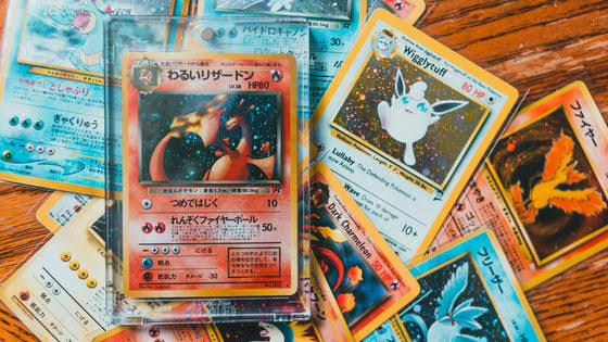 Francia bulldog kölyköket kínálnak Pokémon-kártyákért a gyűjtői konvenciókon
