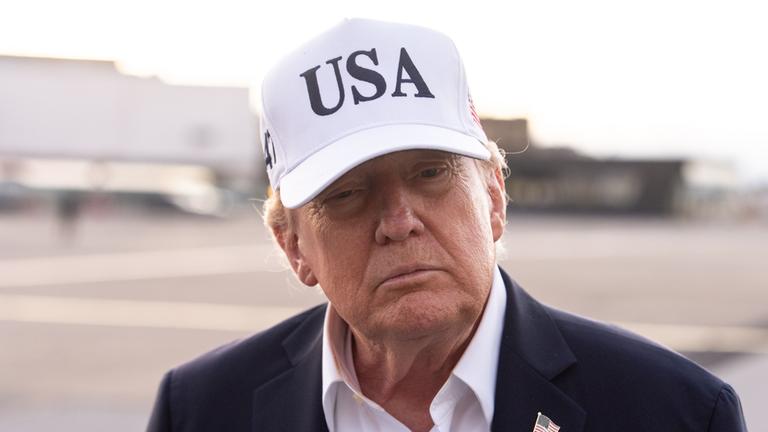 Trump „átverésnek” nevezte az AI-veszélyekre vonatkozó figyelmeztetéseket, és az adatközpontok gyorsítását sürgeti