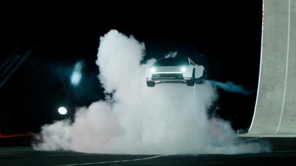 Musk bemutatta a repülni képes Tesla Roadstert, a gyártás 2028-ban indulhat